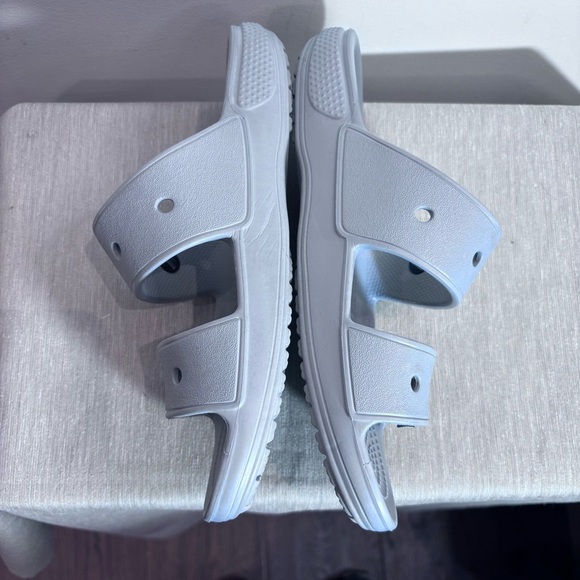 CROCS SZ 7 2 Bands Straps Slii On Comfort Insole Sandals in Light Grey. - Picture 4 of 8